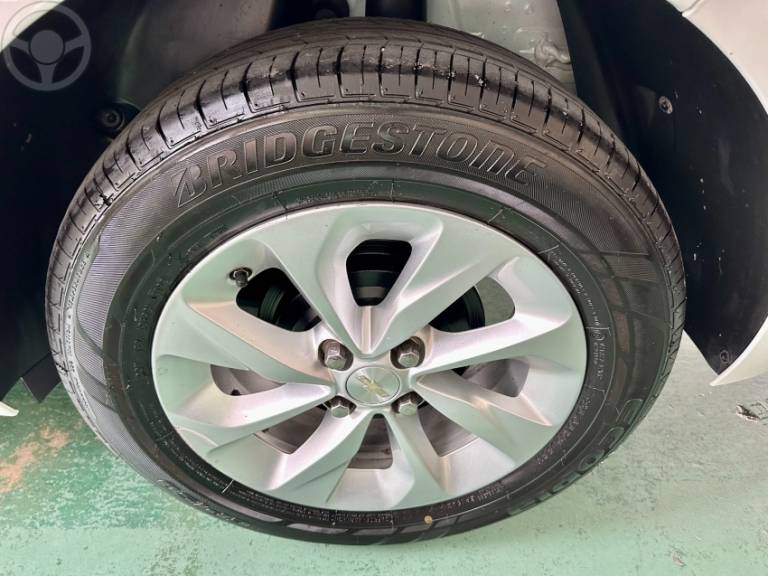CHEVROLET - ONIX 1.0 LT 12V TURBO FLEX 4P AUTOMÁTICO - 2020/2020 - BRANCA - R$ 74.900,00