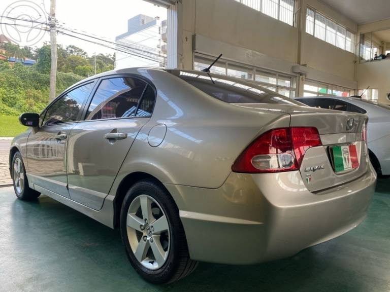 HONDA - CIVIC 1.8 LXS 16V 4P AUTOMÁTICO - 2007/2007 - DOURADA - R$ 44.900,00