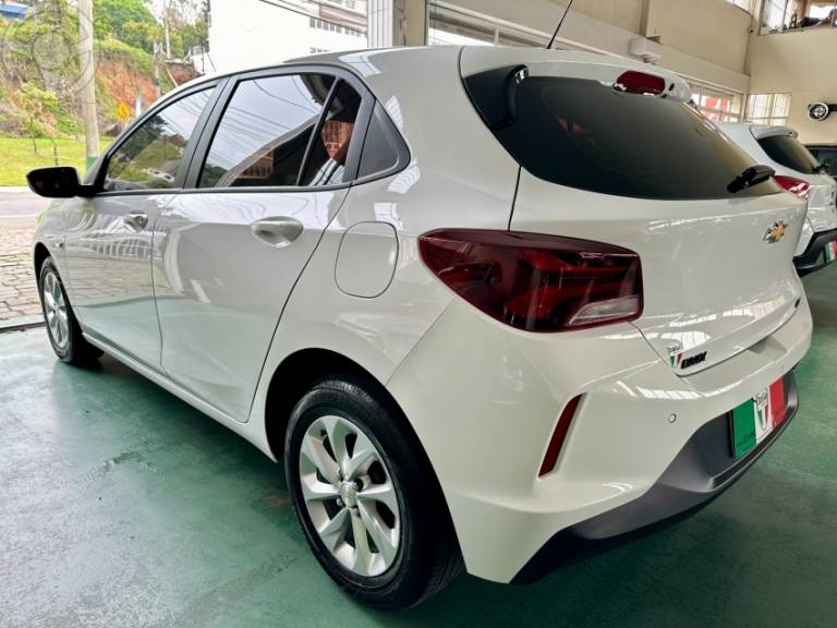 CHEVROLET - ONIX 1.0 LT 12V TURBO FLEX 4P AUTOMÁTICO - 2020/2020 - BRANCA - R$ 74.900,00