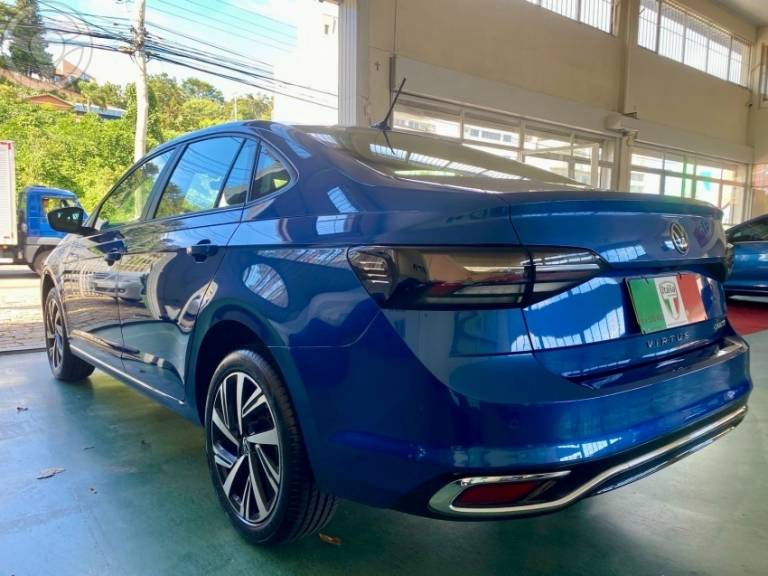 VOLKSWAGEN - VIRTUS 1.0 200 TSI HIGHLINE AUTOMÁTICO - 2023/2024 - AZUL - R$ 119.900,00
